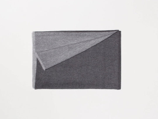Lambswool throw with cashmere "Vale Reversible Charcoal Grey"