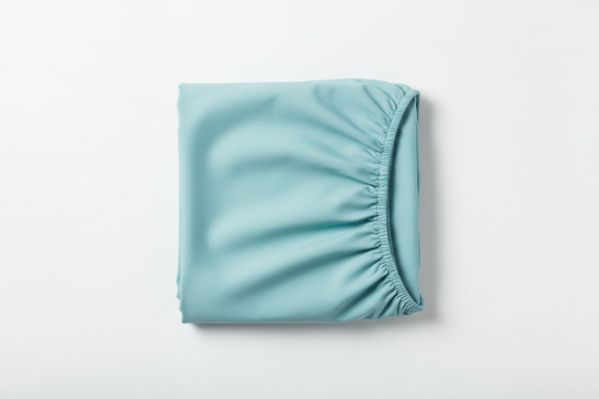 bitte ein gefaltenes Spannbettlaken in einem aqua hellblau