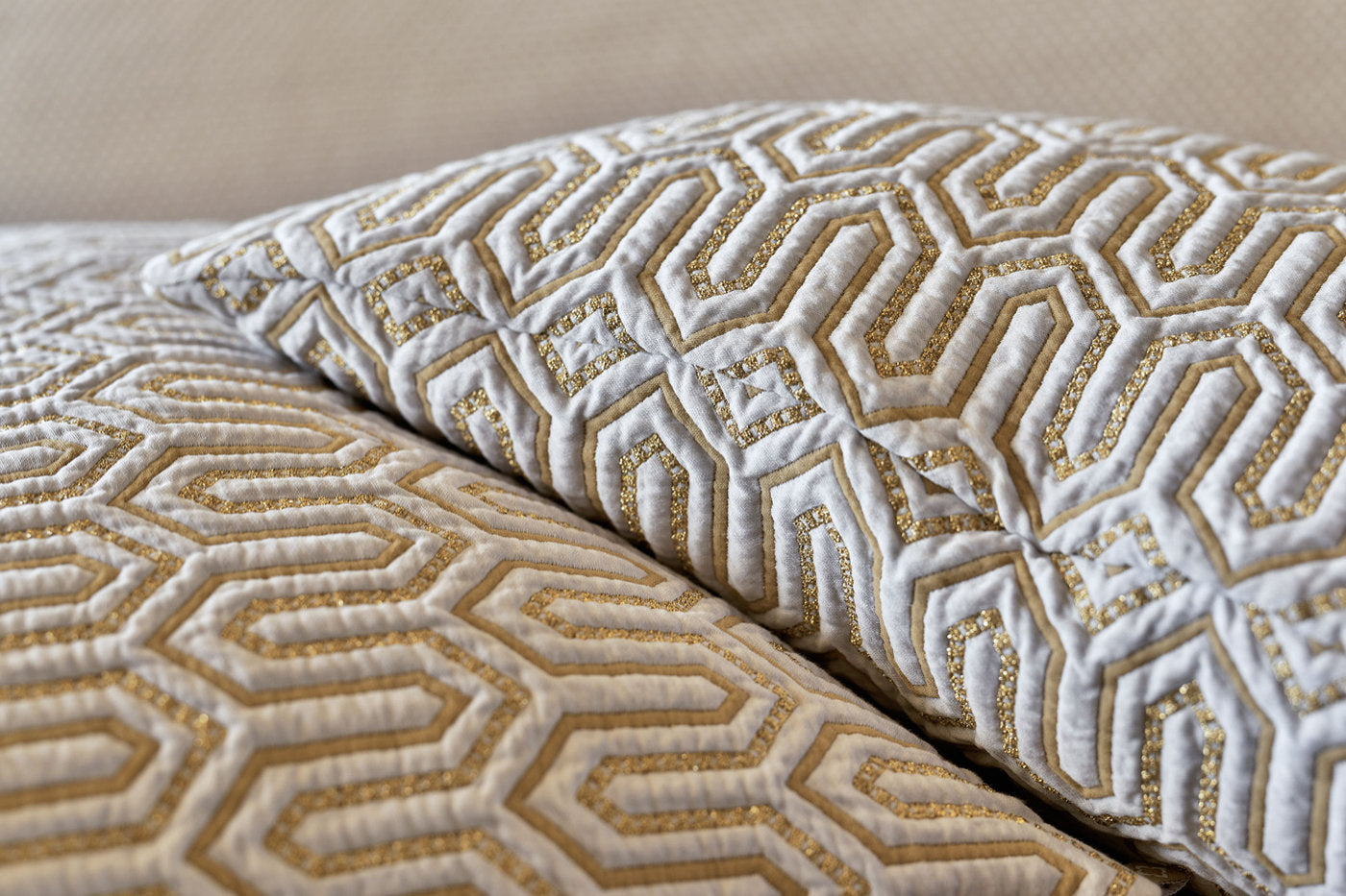 Jacquard Tagesdecke & Kissen "Vendôme" in Silver & Gold